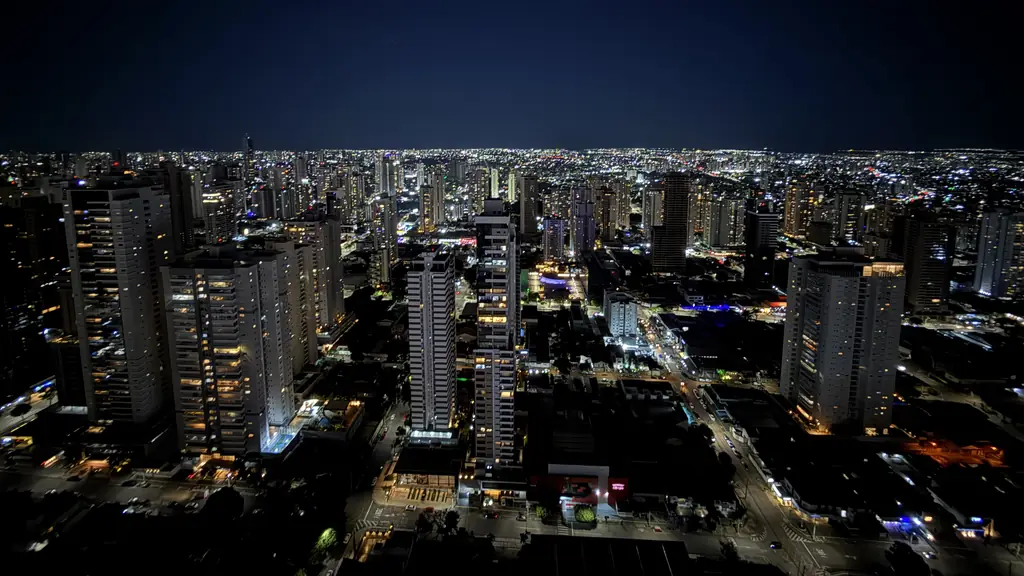 Goiânia à noite, vista do alto, com os prédios iluminados