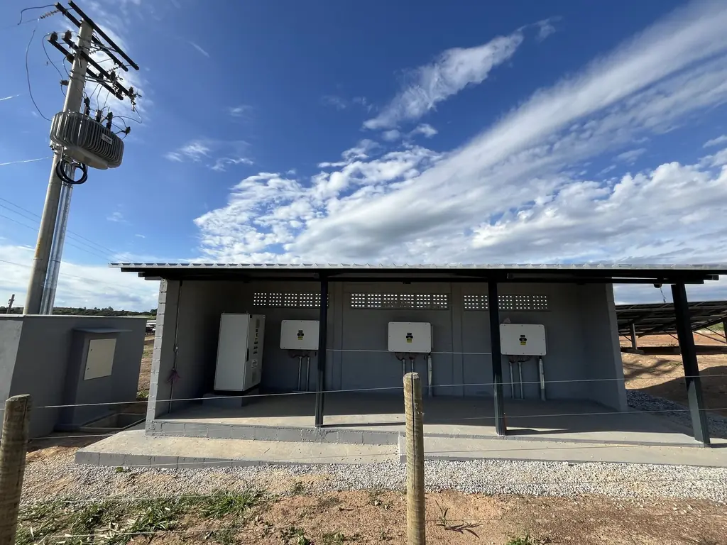 Casa de inversores do Complexo Vereda, com a ligação à rede elétrica