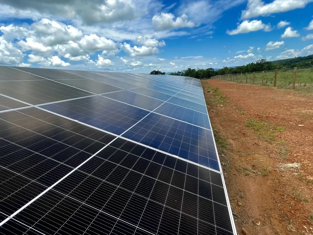 Painéis solares do Complexo Vereda em operação, com céu aberto